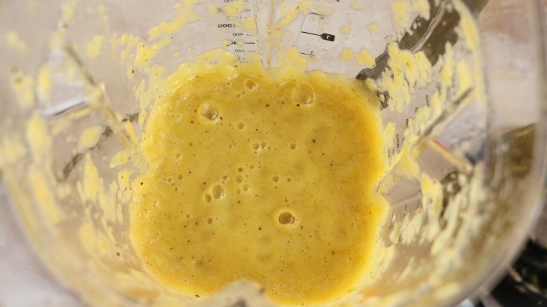 猕猴桃橙汁,榨好的果汁细腻均匀。