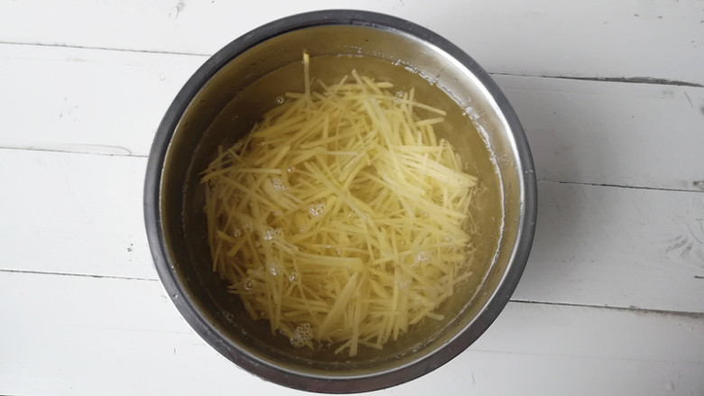 土豆丝炒芹菜,将土豆切成丝，放在清水中洗去淀粉