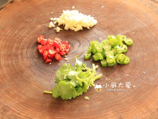 过年开胃菜---酸辣蕨根粉,青椒、大蒜切末，朝天椒切椒圈、香菜切段。
