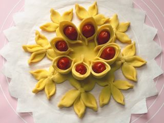 红红火火枣花馍,依法制作8个相同大小的花瓣，然后摆放在枣花馍的底盘上。