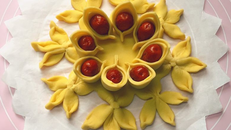 红红火火枣花馍,依法制作8个相同大小的花瓣，然后摆放在枣花馍的底盘上。