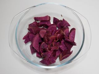 意式紫薯杏仁脆饼,放入容器，用蒸锅或者微波炉，将其蒸透，可以压泥的程度