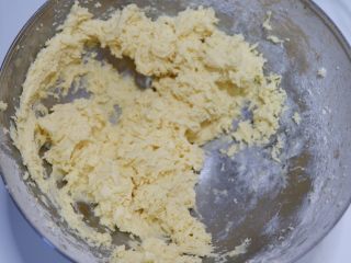 意式紫薯杏仁脆饼,继续打蛋器低速打匀，无干粉就可以了