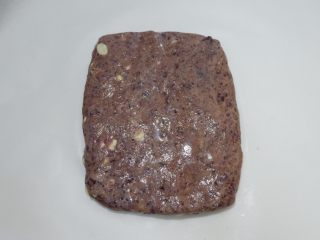 意式紫薯杏仁脆饼,刷上少许牛奶，撒上少许粗粒砂糖，不撒也可以
