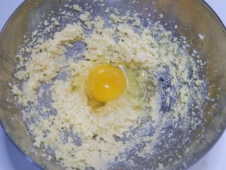 意式紫薯杏仁脆饼,加入鸡蛋