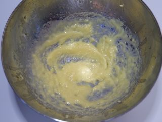 意式紫薯杏仁脆饼,软化好，用打蛋器最低档轻微打散（此后每一个用到打蛋器的地方全部使用低速）
