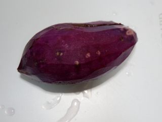意式紫薯杏仁脆饼,紫薯去皮洗干净