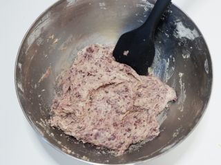 意式紫薯杏仁脆饼,用刮刀压拌均匀