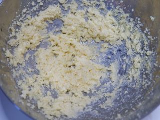 意式紫薯杏仁脆饼,全部加完之后，继续用打蛋器低速打至所有材料融就停止