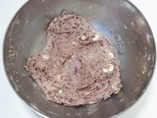 意式紫薯杏仁脆饼,用刮刀将杏仁片拌进面团中就可以了