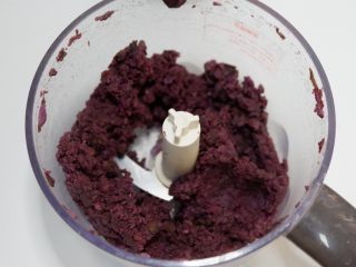 意式紫薯杏仁脆饼,打好的紫薯泥放置备用
