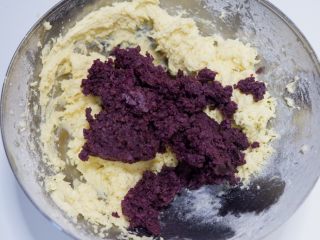 意式紫薯杏仁脆饼,做好的紫薯泥，取140g加入面糊中