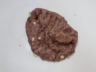意式紫薯杏仁脆饼,铺一张油纸将面团取出，放在油纸上