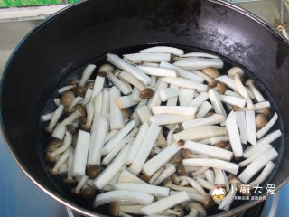 过年菜---三鲜蘑菇煲,切好的杏鲍菇、蟹味菇焯水备用。