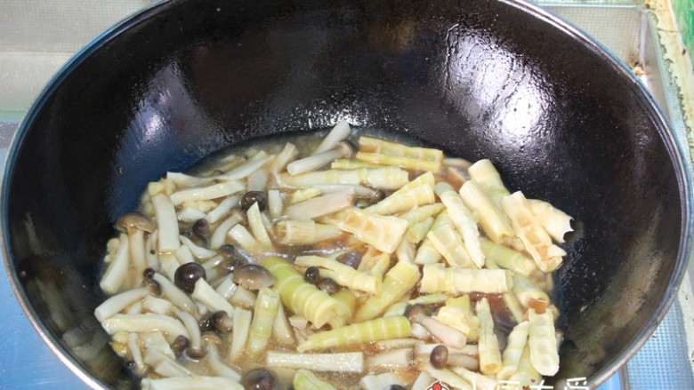 过年菜---三鲜蘑菇煲,把焯过水的杏鲍菇、蟹味菇、竹笋，过了油的肉条放入锅里焖煮五分钟