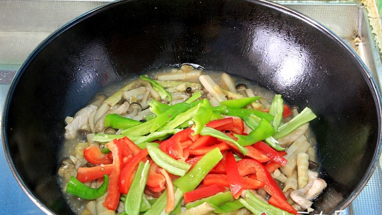 过年菜---三鲜蘑菇煲,起锅前放入青红辣椒