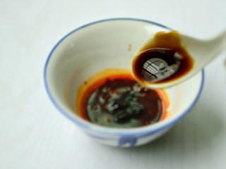 蒸烤菌菇,取一个碗，倒入辣椒酱和蚝油