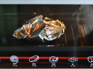 蒸烤菌菇,放入预热好的烤箱，180度，蒸烤15分钟