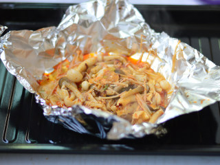 蒸烤菌菇,将烤好的菌菇拿出，打开锡纸（小心不要烫到）
