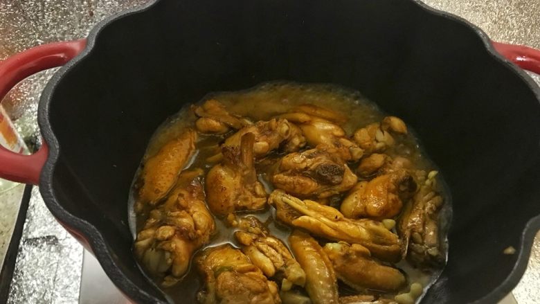 沙姜焖鸡翅,焖一下后可以试试味道是否适合？不够就再加。中途要翻炒一下，避免粘锅糊了。焖到留有少许汁水，就可以了。