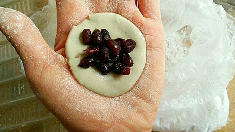 桂花黑芝麻汤圆（纯手工无油低糖版）,同样的方法，在抹茶的糯米皮上包进蜜豆。