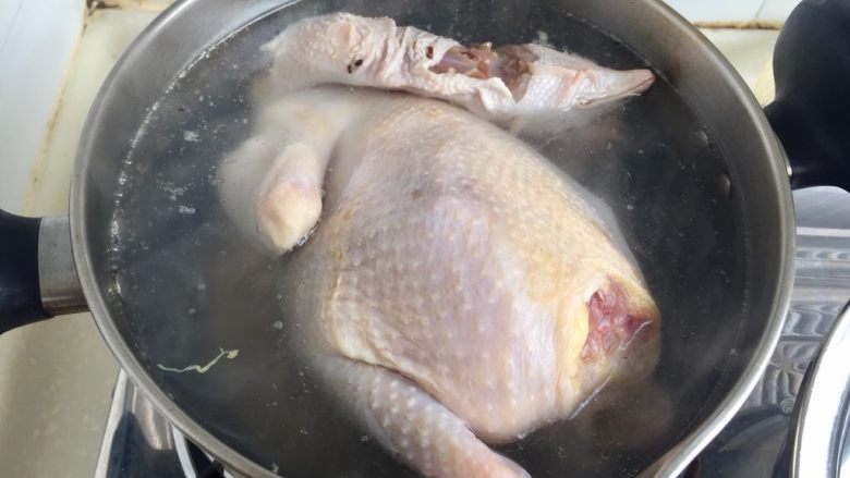 冬日进补系列➕当归黄芪枸杞鲜鸡汤,坐锅烧水，放入整鸡，水开，再烫两三分钟，捞出洗去浮末。