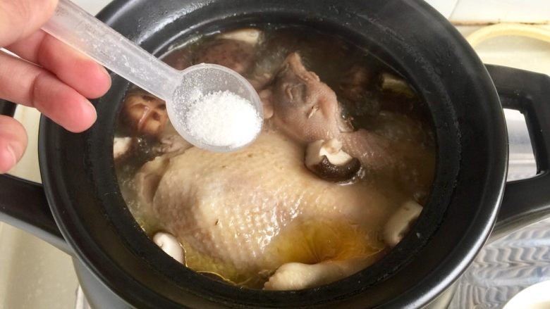 冬日进补系列➕当归黄芪枸杞鲜鸡汤,根据个人口味加入适量食盐