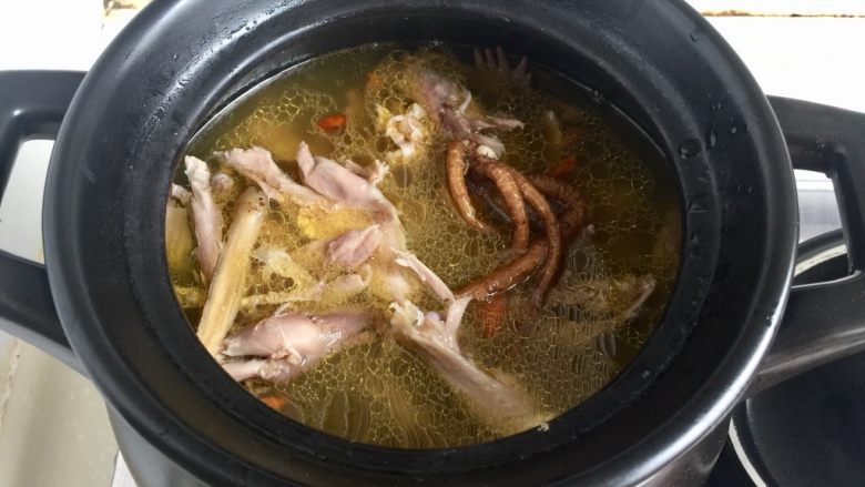 冬日进补系列➕当归黄芪枸杞鲜鸡汤,把鸡块重新放回锅中，煮开，即可