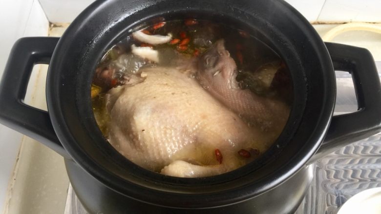 冬日进补系列➕当归黄芪枸杞鲜鸡汤,香喷喷的鸡汤就煮好了😁，是不是很简单啊