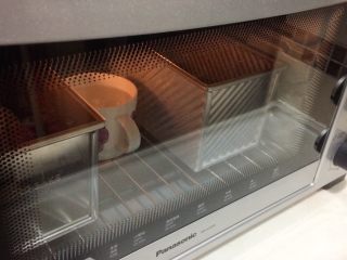 巧克力双色吐司面包,放进烤箱最低层，冬天开启发酵模式（夏天环境温度高不开也可以），里面放一杯热开水。