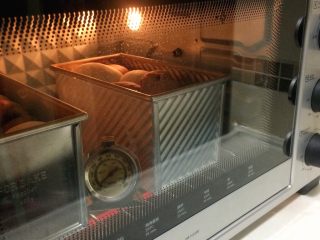巧克力双色吐司面包,直接开180度上下火，烤40分钟。
