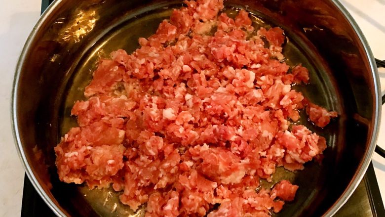 豆豉香辣酱,锅里加入2勺大豆色拉油，烧至6分热的时候加入肉末翻炒均匀