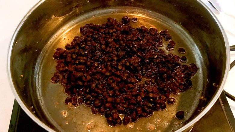 豆豉香辣酱,锅里加入2勺大豆色拉油，烧热后放入豆豉，煸炒2分钟