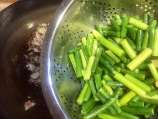 #年味#蒜苔炒腊肉,腊肉推在锅的一遍，再放入蒜苔