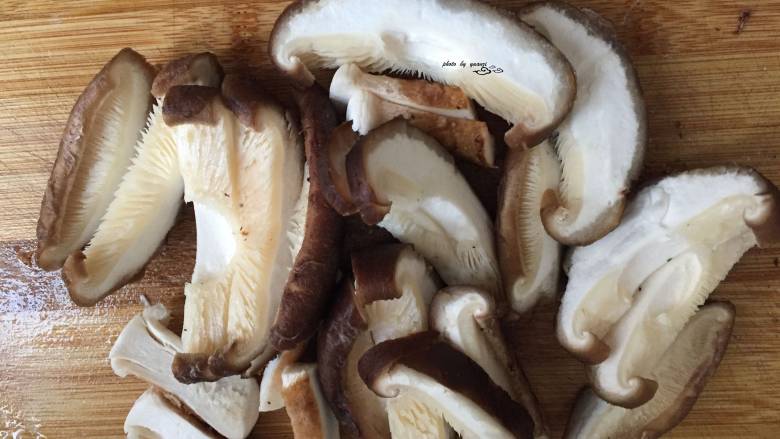 香菇炖筋头巴脑,香菇洗净切片