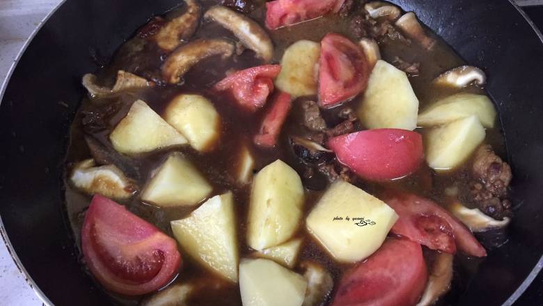 香菇炖筋头巴脑,加入土豆、番茄一起炖20分钟