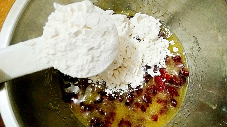 蔓越莓饼干（无黄油平底锅版）,倒入115g低筋面粉，搅拌均匀。