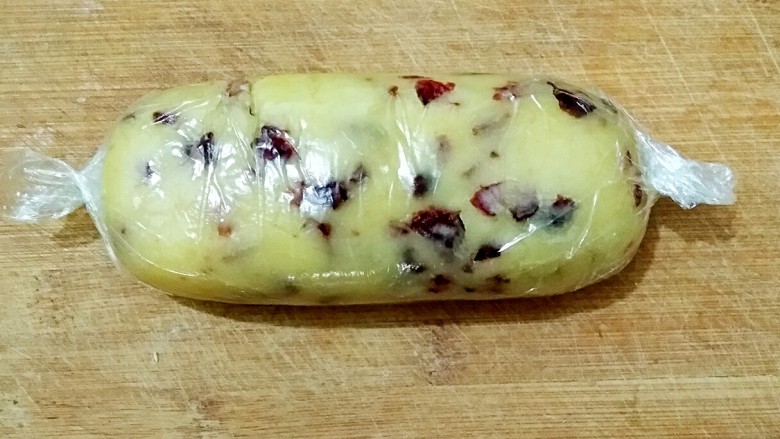 蔓越莓饼干（无黄油平底锅版）,用保鲜膜把面团包起来，整形成一个长方体或圆柱体均可，并放入冰箱冷冻1小时左右。