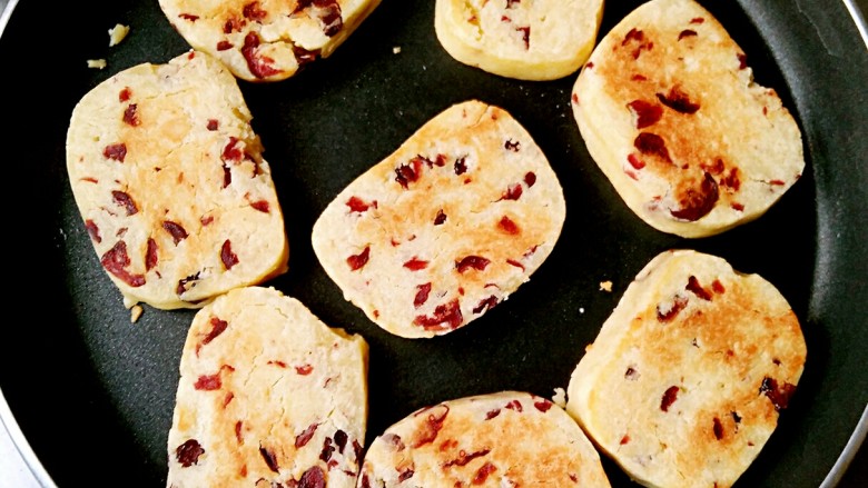 蔓越莓饼干（无黄油平底锅版）,待两面都烤至表面金黄色即可。