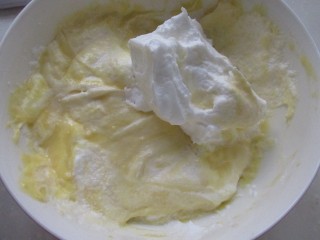 彩虹奶油蛋糕,分次加入到蛋黄糊中翻拌均匀，一定要翻拌不可画圈拌会出筋性而影响涨发。