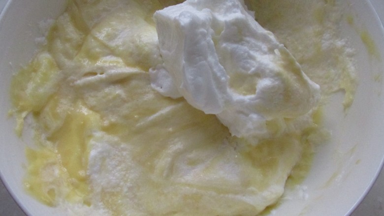 彩虹奶油蛋糕,分次加入到蛋黄糊中翻拌均匀，一定要翻拌不可画圈拌会出筋性而影响涨发。