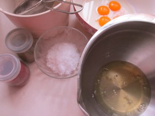 彩虹奶油蛋糕,各种材料备用，把鸡蛋蛋清和蛋黄分开。