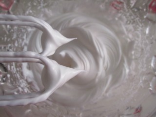 彩虹奶油蛋糕,蛋清打发成蛋白霜，这个蛋白霜一定要打到十分发，拿出打蛋器呈直角。