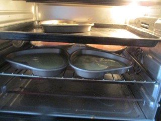 彩虹奶油蛋糕,烤箱200度预热，把蛋糕放入改成170度烤10分钟即可。