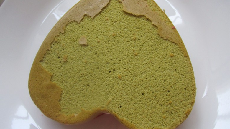 彩虹奶油蛋糕,再盖上一片绿色的抹上奶油，如此重复做完。
