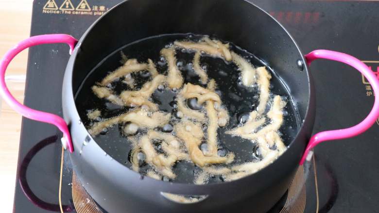 三丝春卷,腌制好的鸡丝放入热油锅里稍微炸一下，变色即可；