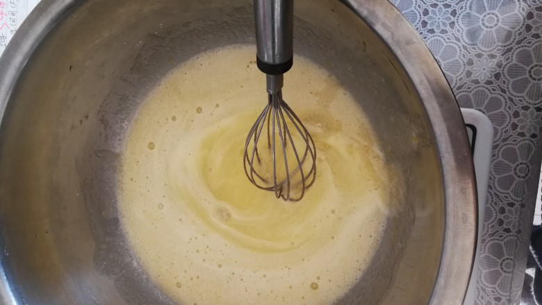 胡萝卜蛋糕,把糖和鸡蛋用抽子顺时针搅拌均匀，一定要搅拌均匀，不能有颗粒，糖和鸡蛋要充分溶解