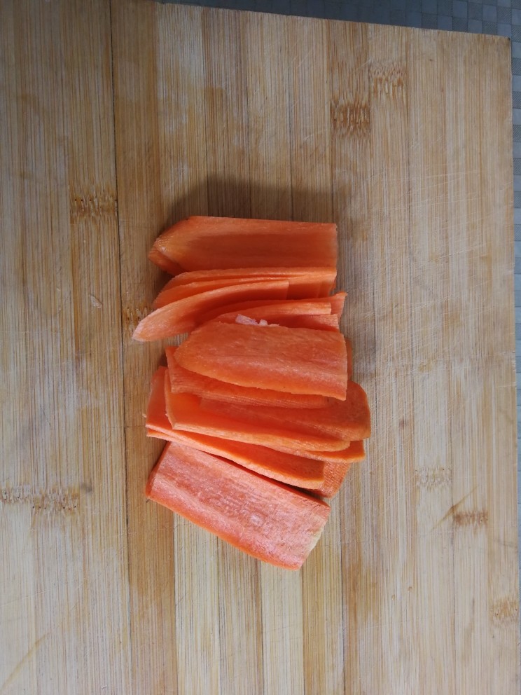 胡萝卜蛋糕,胡萝卜去皮之后切成片，要切薄点片