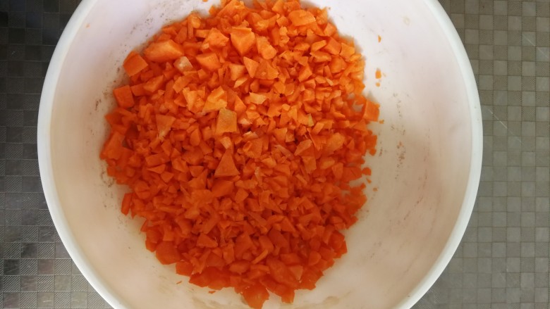 胡萝卜蛋糕,之后把胡萝卜片切成碎，要小点的碎