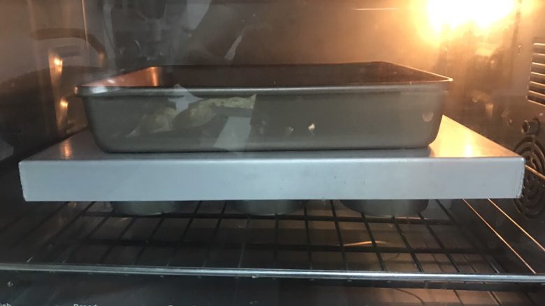 堡尔美克鸡蛋披萨杯,10、盖上一个平底烤盘，上面压一个重一点的模具，38度发酵至八分满。预热烤箱200度上下火，烤箱中下层，烘烤5分钟，用做披萨杯的定型。